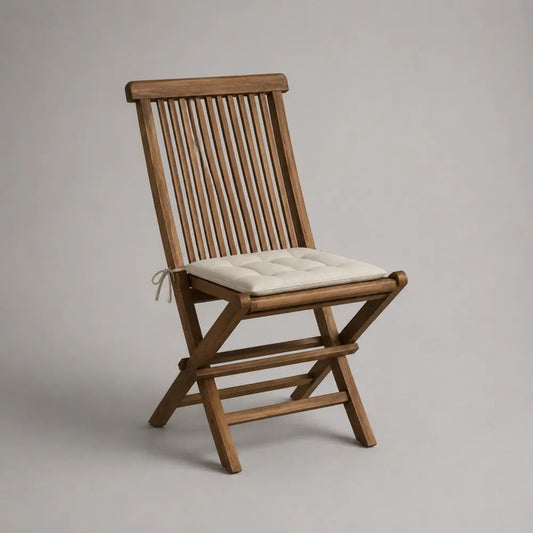 Sedia da giardino pieghevole in legno massello di acacia marrone con schienale a doghe e cuscino crema, 50 x 57 x 91 cm